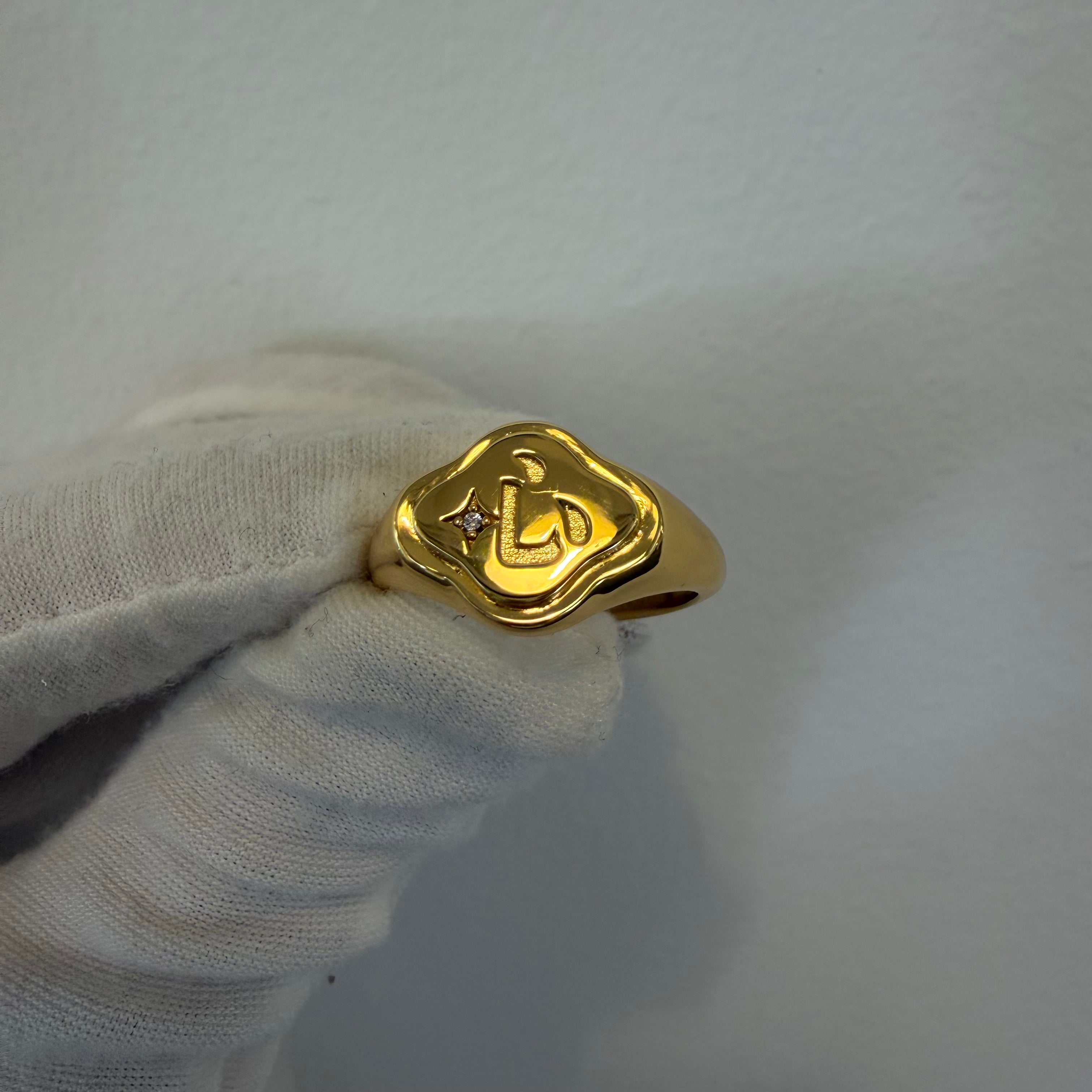 IMPERFECT: Shining Heart Signet Ring Size 8 Gold